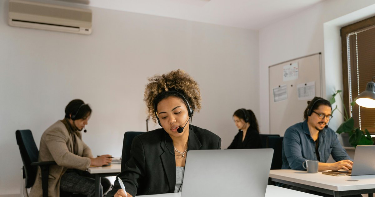 Photo : équipe de conseillers au téléphone (service client mutuelle)