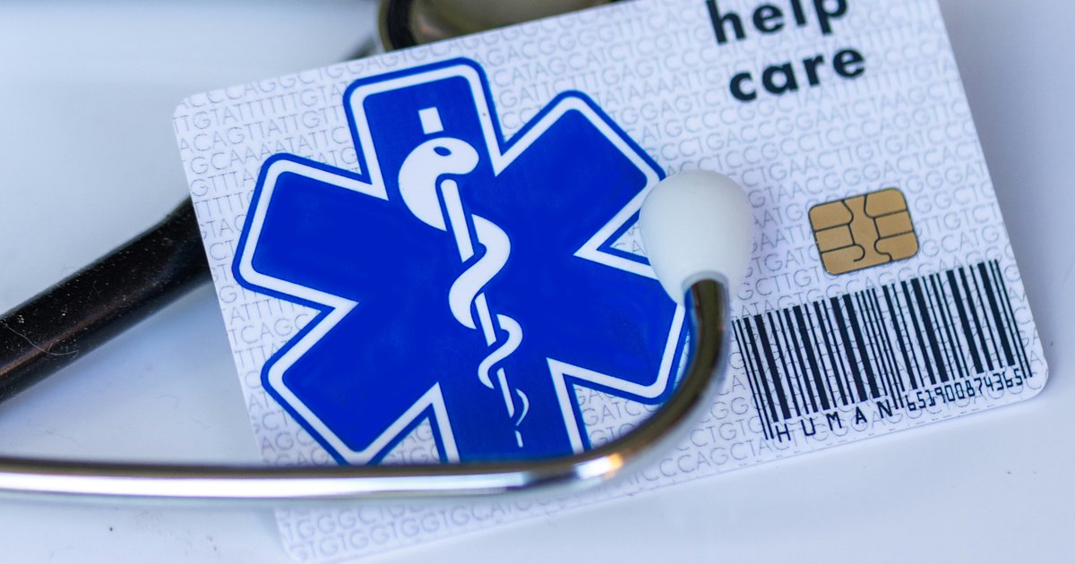 Photo : carte santé et documents, illustration d’un contrat de mutuelle santé et du budget