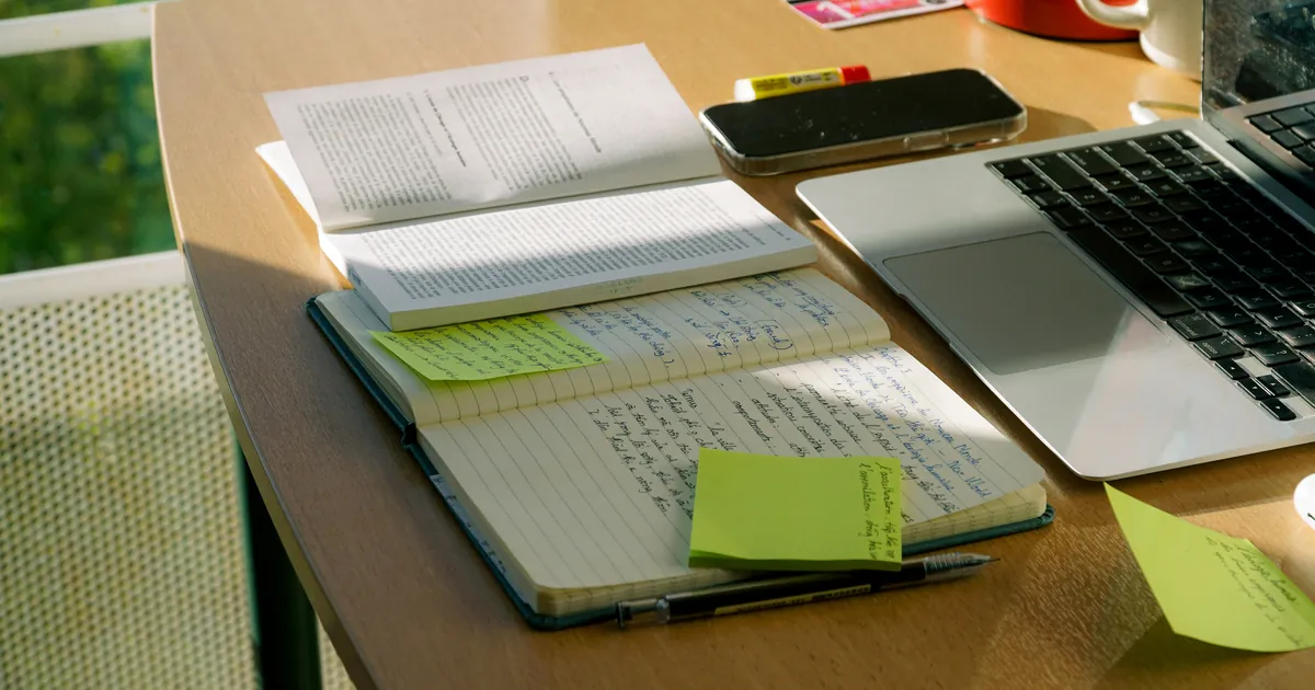 Comparer les garanties plutôt que le prix : documents et ordinateur pour analyser une mutuelle santé