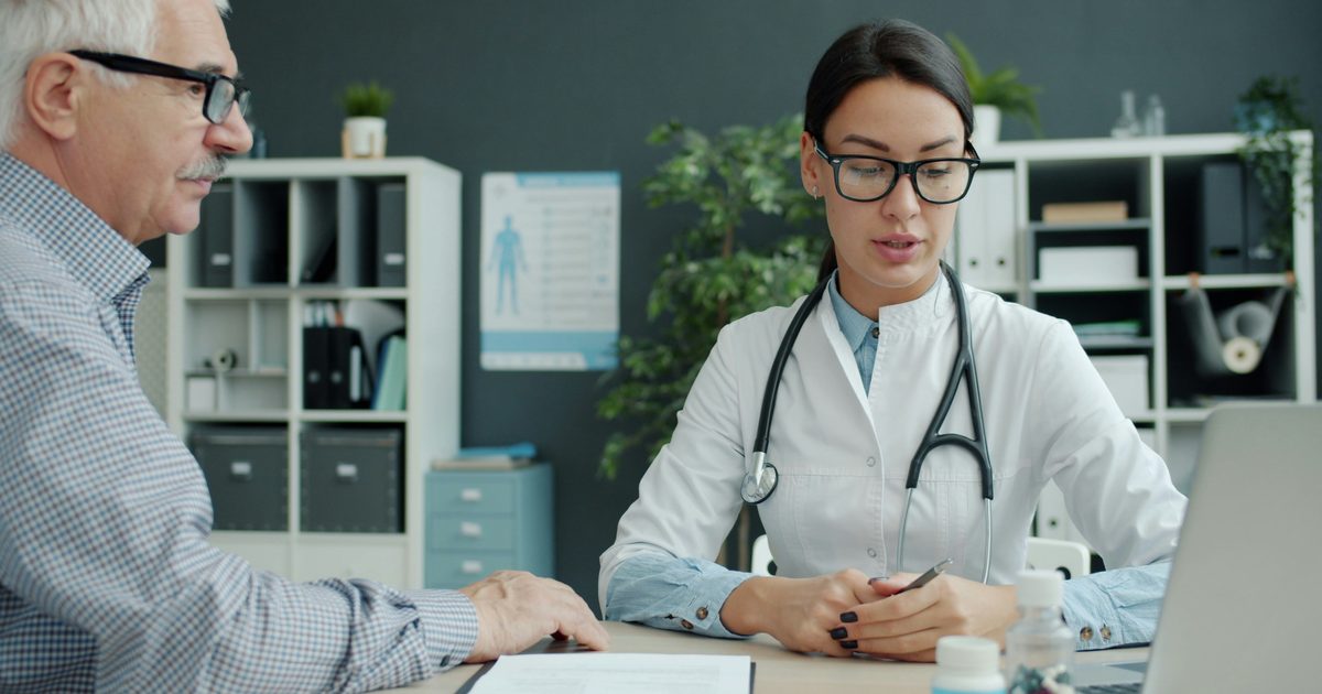 Photo : consultation médicale avec une personne âgée, symbole de l’importance de la mutuelle à la retraite