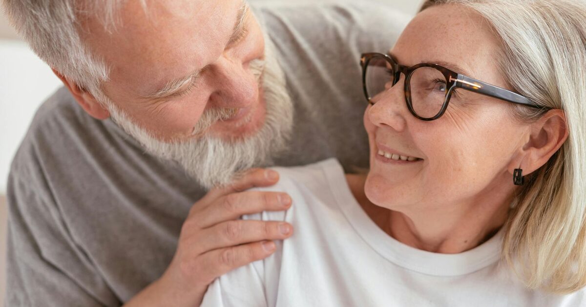 Photo : couple senior échangeant avec un conseiller pour choisir une mutuelle