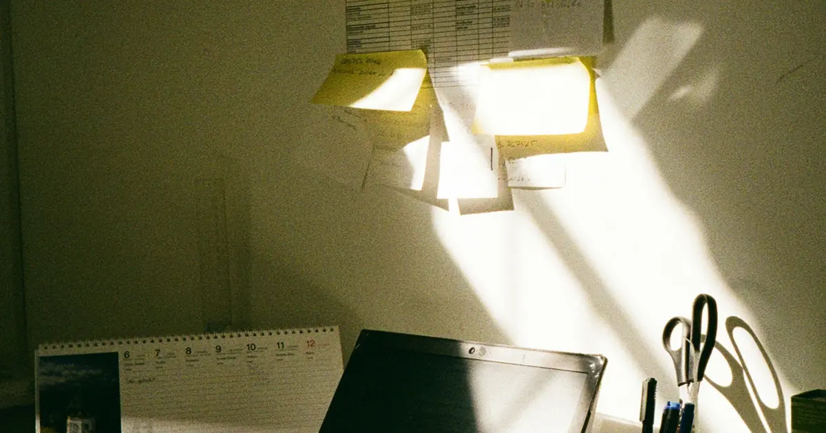 Planifier son départ à la retraite en 2026 : calendrier, notes et ordinateur sur un bureau