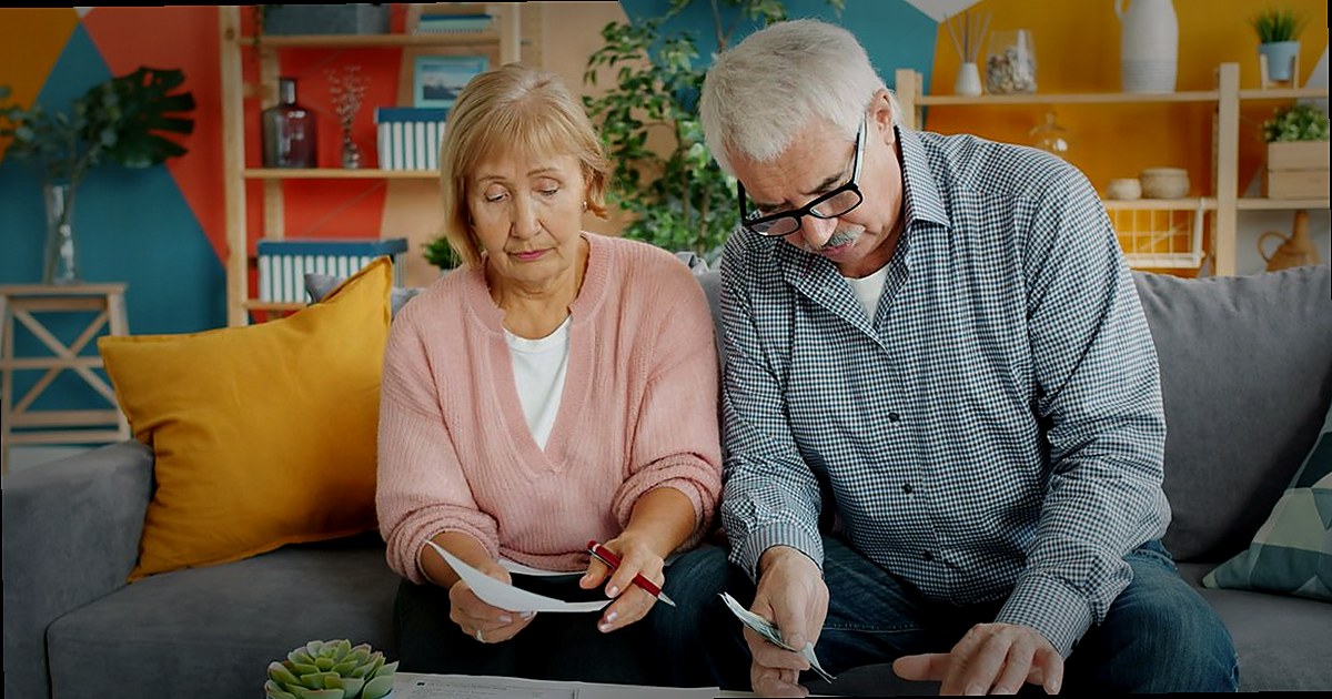 Photo : seniors avec un conseiller, préparation retraite et santé