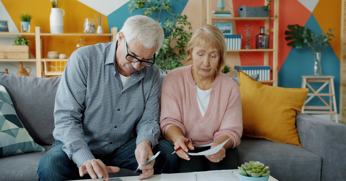 Photo : couple senior qui prépare ses documents, illustration de la préparation de la retraite